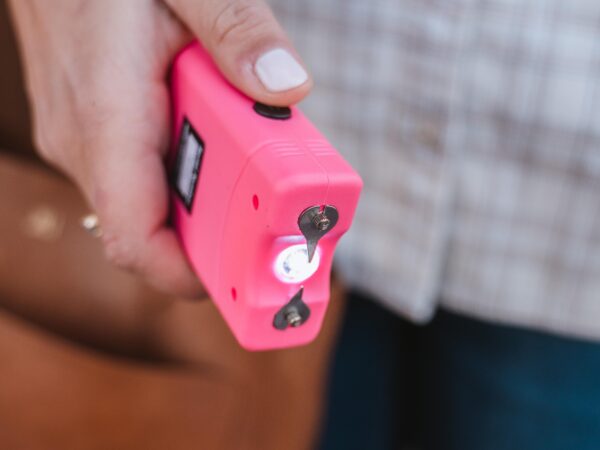 SABRE S-1007 STUN GUN w/ FLASHLIGHT - PINK