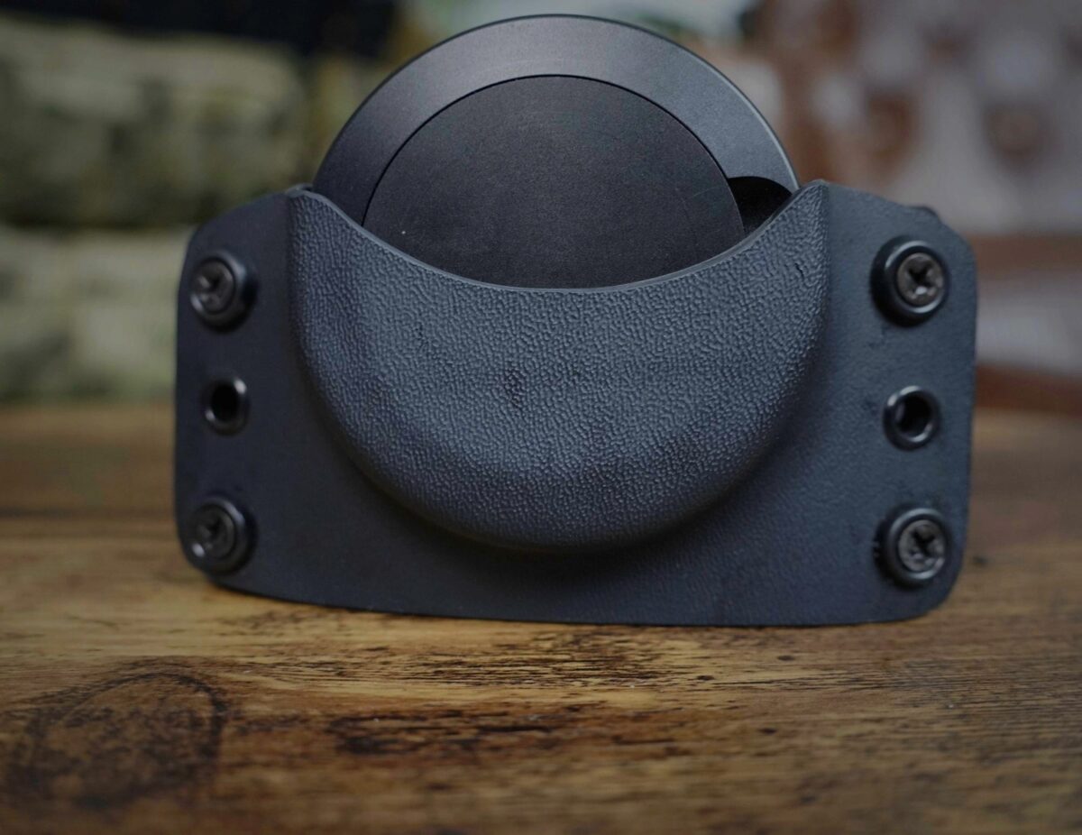 Syn Tin Carrier (IWB & OWB) 1 Black Kydex pouch tin carrier holding a Syn Tin 3.0, front view