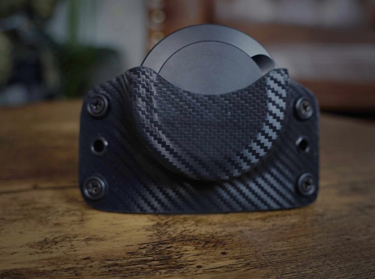 Black carbon fiber Kydex pouch tin carrier holding a Syn Tin 3.0, front view
